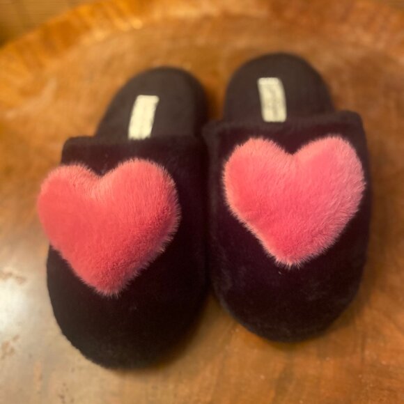 NWOT Jessica Simpson Fuzzy Cozy Heart Slippers Size 7-8 - Picture 1 of 5